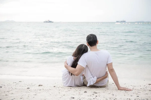 Пара Тримаючи Один Одного Пляжі Молодий Щасливі Міжрасові Пара Пляжі — стокове фото