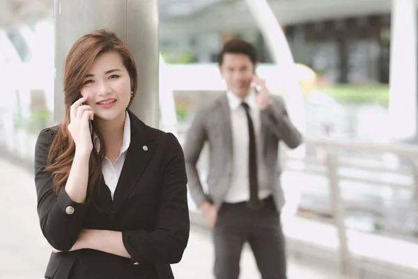 Selbstbewusste Junge Geschäftsfrau Schicken Bürokleid Telefon Schöne Weiße Asiatische Arbeiterin — Stockfoto