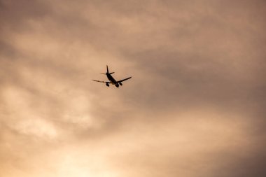 Uçak siluet arka planda güneş ışığı ile çıkar.