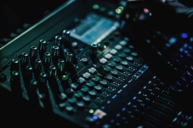 DJ ekipmanları profesyonel dişli kavramı. Dj ekipmanları ve vites gerçek kadın Dj's el gerçek gece kulübü, seçici odak ve düşük ışık ortamında karıştırma, yakın çekim.