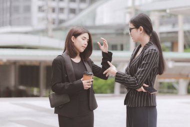 Genç nesil iş takım birlikte kavramı çalışmıyor. Genç iş stajyer Asyalı kadın çok ciddi mücadele ve bağımsız değişkenleri ile Asya kadın menajeri dramatik ifade sahip. Orta atış.