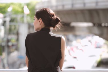 Kendine güvenen genç iş kadını akıllı ofis elbise portre. Doğal ışık, kendine güvenen iş kadın kavramı ile açık kahverengi saçlı siyah ceketli güzel beyaz kadın.