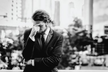 Kendine güvenen genç iş adamı siyah kravat portre. 