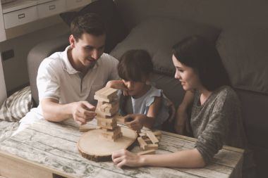 Annem ve babam oynamak puzzle oyunu oturma odasında kendi kızı ile birlikte. Aile eğlenceli zaman kavramı.