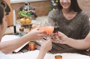 Tezahürat ve kızartma öğle yemeği zamanı sırasında açık parti arkadaş grubu.