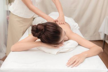 Asya egzotik tatil spa kavramı. Güzel genç beyaz kadın zevk gerçek spa konumda kapalı alınan Spa'da masaj sırasında rahatlatıcı.