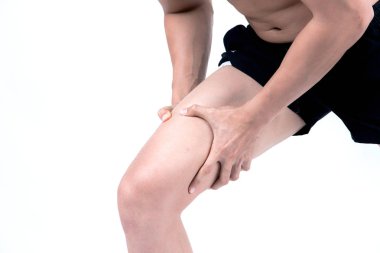 Fitness ve sağlık kavramı. Diz yaralanması, Studio beyaz arka plan üzerinde izole sahip spor adam uygun. Kaslı erkek siyah şort giymiş yarı çıplak Asya Çin yalın.