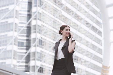 İki güzel emin iş kadını birlikte Evet