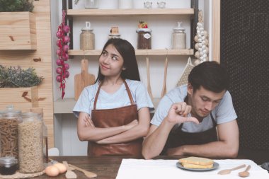 Genç Beyaz adam mutfakta Çinli kız arkadaşıyla yemek pişirmek için ne hakkında düşünmeye çalışıyorum. Marrige kavramı önce birlikte yaşayan genç Çift.