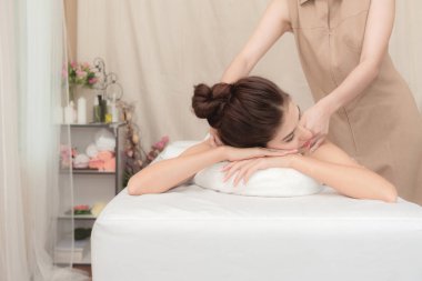 Asya egzotik tatil spa kavramı. Güzel genç beyaz kadın zevk gerçek spa konumda kapalı alınan Spa'da masaj sırasında rahatlatıcı.
