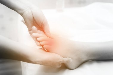 Asya egzotik tatil spa kavramı. Güzel genç beyaz kadın zevk sırasında ayak masajı gerçek spa konumda kapalı alınan Spa'da rahatlatıcı.