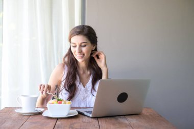 Kahve içer ve dışında çalışan kadın. Dizüstü bilgisayarda onu tatil sırasında bir tropikal çalışan. Beyaz beyaz elbise ile kadın. Çevik. modile ofis kavramı.
