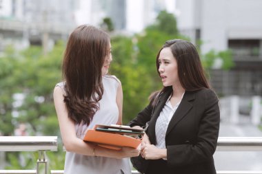 İki güzel kendine güvenen Asya iş stajyer kadın birbirine alarak. Office mola sırasında doğal ışık açık alınan office uymak iki kadınlar. Kadın kariyer kavramı.