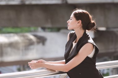 Kendine güvenen genç iş kadını akıllı ofis elbise portre. Doğal ışık, kendine güvenen iş kadın kavramı ile açık kahverengi saçlı siyah ceketli güzel beyaz kadın.