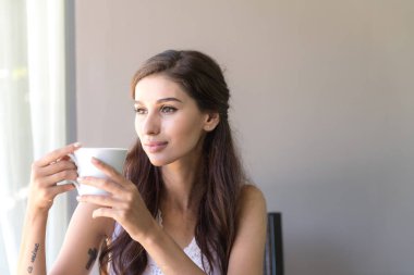 Kahve ve gülümseme sahip bir kadın. Güzel beyaz kadın onu sabah kahve sahip ve çok mutlu görünüyordu gülümseme.