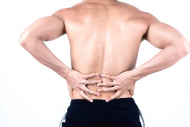 Fitness ve sağlık kavramı. Studio beyaz arka plan üzerinde izole sırt yaralanması olan spor adam uygun. Kaslı erkek siyah şort giymiş yarı çıplak Asya Çin yalın.