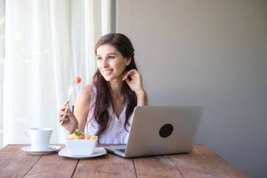 Kahve içer ve dışında çalışan kadın. Dizüstü bilgisayarda onu tatil sırasında bir tropikal çalışan. Beyaz beyaz elbise ile kadın. Çevik. modile ofis kavramı.