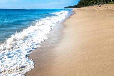 Plaj gün batımı. Günbatımı okyanus dalgaları ve dramatik yüksek kontrast filtre ile kumsalda. Tayland boş altın kumsalda alınan.