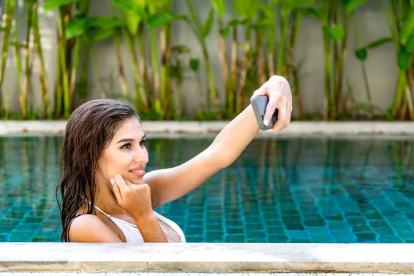 Beautiful Young Single White Woman Pool Using Mobile Phone Selfie — Stock Photo, Image