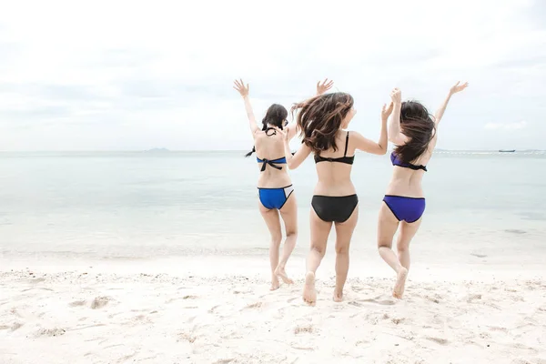 Group Beautiful Young Single Chinese Women Having Fun Beach Running — Stock Photo, Image