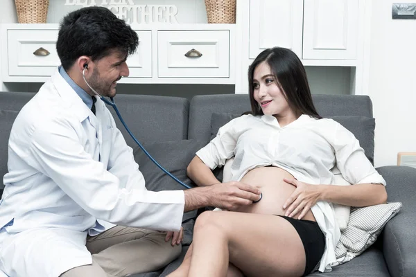 House Doctor Concept Witte Arts Bezoeken Van Een Zwangere Aziatische — Stockfoto