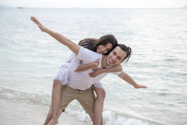 Casal Abraçar Praia Jovem Casal Interracial Feliz Praia Segurando Uns — Fotografia de Stock