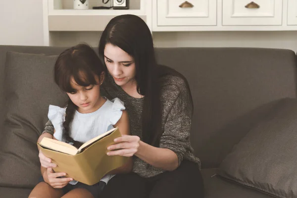 Mamma Läser Bok Till Dotter Vardagsrummet Tillsammans Familjen Roligt Tid — Stockfoto