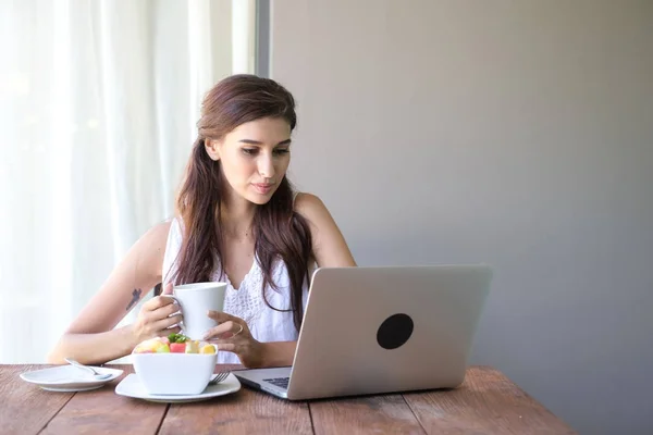 Kvinna Med Kaffe Och Arbetar Utanför Arbetar Bärbar Dator Sin — Stockfoto