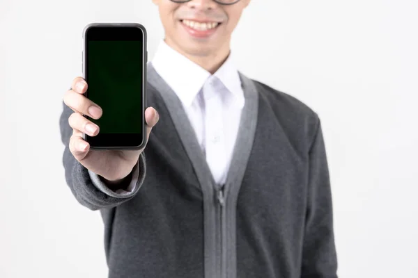 スマート グレー セーターに自信を持って若いビジネスマン黒い髪とメガネ ホワイト バック グラウンドで分離された携帯電話を保持と灰色のセーターでハンサムなアジア人男性労働者 — ストック写真