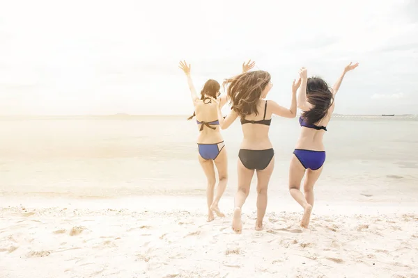 Група Красивих Молодих Одиноких Китайських Жінок Розважаються Пляжі Біжить Божевільно — стокове фото