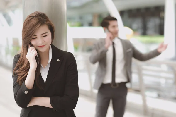 Selbstbewusste Junge Geschäftsfrau Schicken Bürokleid Telefon Schöne Weiße Asiatische Arbeiterin — Stockfoto