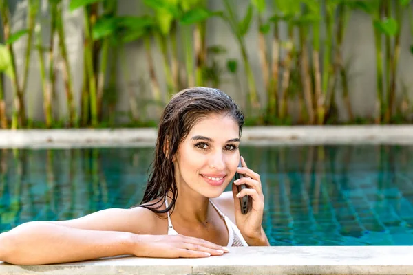 Beautiful Young Single White Woman Pool Talking Mobile Phone Wearing — Stock Photo, Image