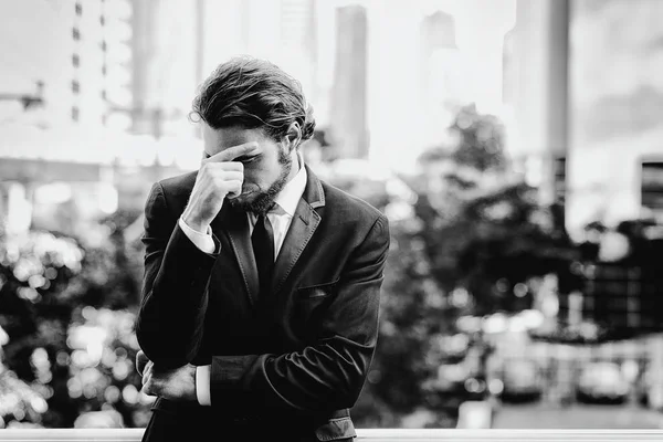 Joven hombre de negocios seguro en retrato de corbata negra . —  Fotos de Stock