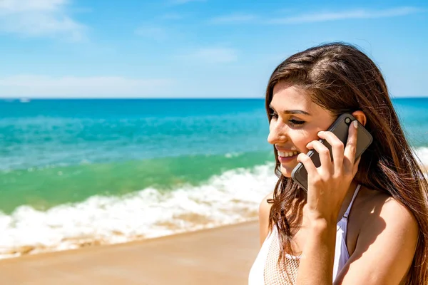 Schöne Junge Alleinstehende Weiße Frau Strand Telefoniert Mit Dem Handy — Stockfoto
