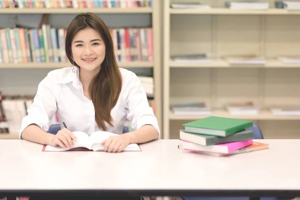 Giovane Studente Studia Duramente Biblioteca Studente Universitaria Asiatica Che Ricerca — Foto Stock