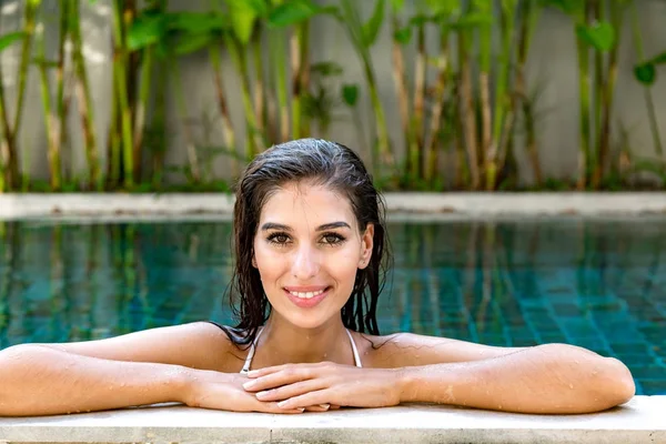 Beautiful Young Single White Woman Pool Relaxing Pool Wearing White — Stock Photo, Image