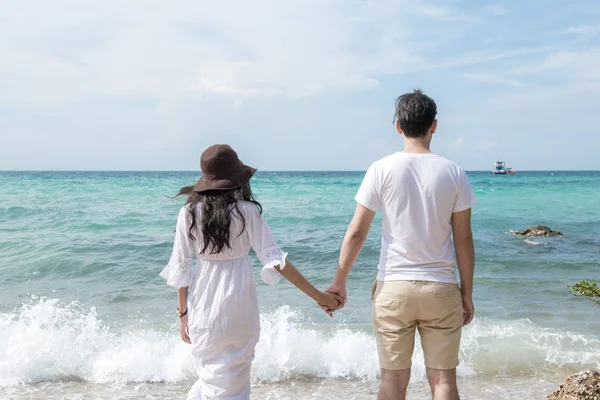 Casal Mãos Dadas Praia Jovem Casal Interracial Feliz Praia Mãos — Fotografia de Stock