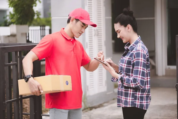 Junges Logistisches Karrierekonzept Glücklicher Zusteller Der Sein Paket Dem Kunden — Stockfoto