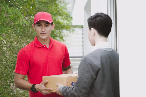 Konsep Muda Karir Logistik Pria Pengiriman Bahagia Memberikan Paketnya Kepada — Stok Foto
