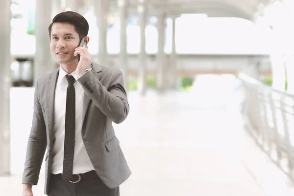 Mujer de negocios joven y segura en vestido de oficina inteligente en el teléfono . — Foto de Stock