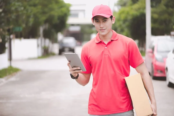 Young Logistic Career Concept Happy Delivery Man Looking Customer House — Stock Photo, Image