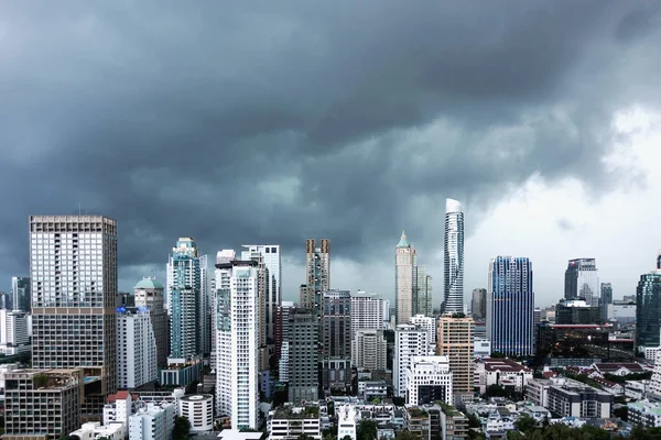 城市景观在暴风雨的天空 背景多云的高商业建筑群 — 图库照片