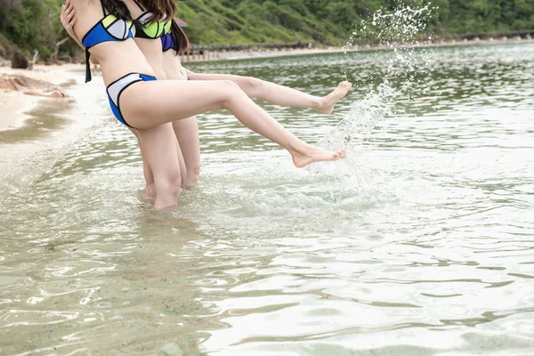 Grupo Hermosas Mujeres Chinas Solteras Jóvenes Divirtiéndose Playa Patear Agua — Foto de Stock