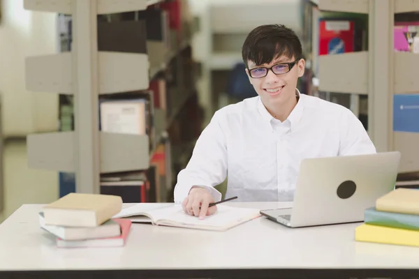 Estudiante Joven Estudia Duro Biblioteca Asiático Estudiante Universitario Masculino Haciendo —  Fotos de Stock