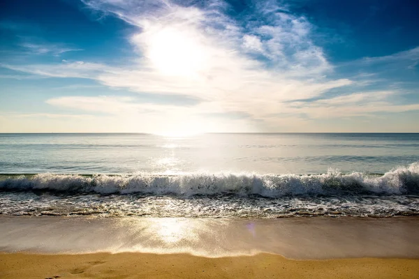 Plaj gün batımı. Günbatımı okyanus dalgaları ve dramatik yüksek kontrast filtre ile kumsalda. Tayland boş altın kumsalda alınan.