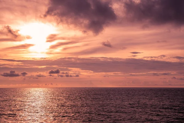 Plaj gün batımı. Günbatımı okyanus dalgaları ve dramatik yüksek kontrast filtre ile kumsalda. Tayland boş altın kumsalda alınan.