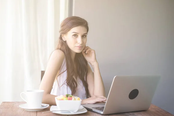 Una Donna Che Prende Caffe Lavora Fuori Lavorare Laptop Durante — Foto Stock