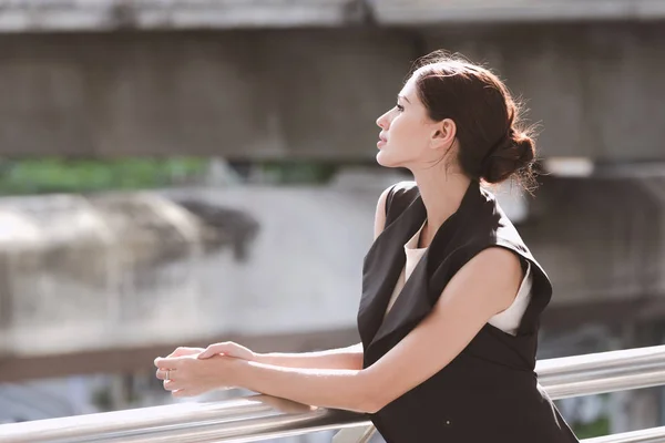 Confident young business woman in smart office dress portrait. — Stock Photo, Image