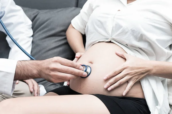 House Doctor Koncept Vita Läkare Besöker Gravid Asiatisk Kinesisk Kvinna — Stockfoto