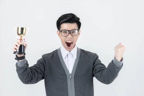 Hombre Nerd Ganando Grande Joven Empollón Asiático Sosteniendo Trofeo Sonriendo — Foto de Stock